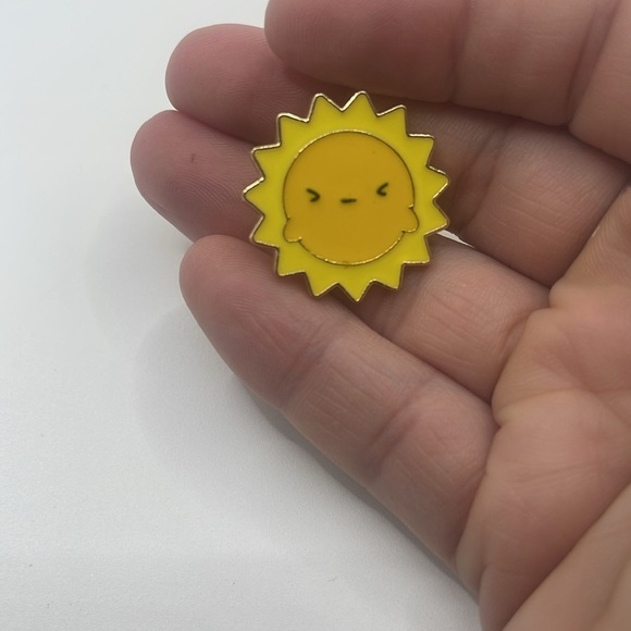 Sun happy enamel pin - Picture 1 of 3